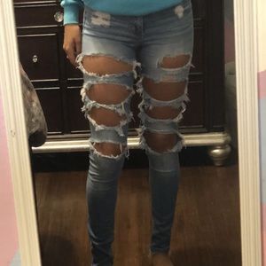 hollister ripped blue jeans💙🤍